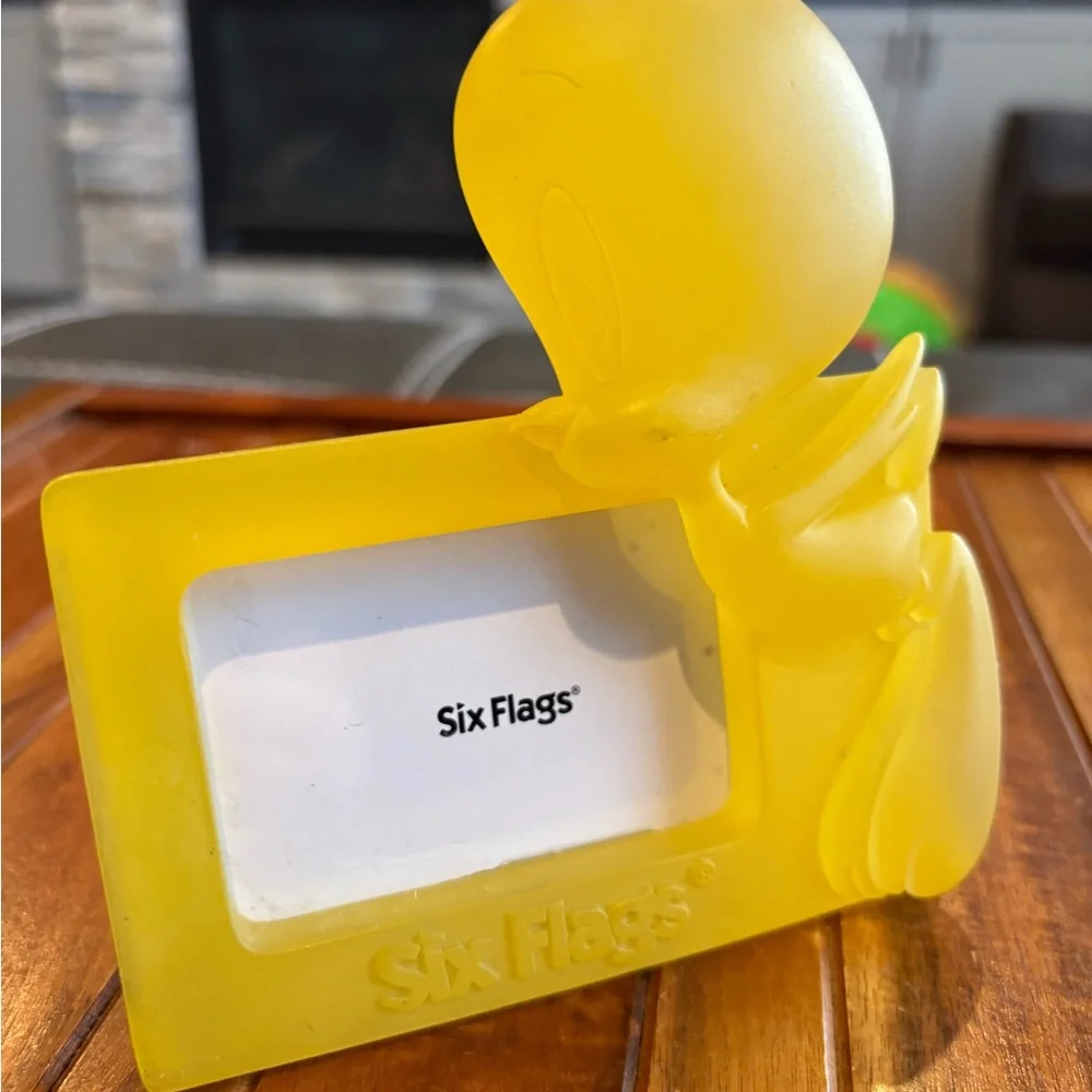 Vintage Looney Tunes Tweety Bird picture frame produced for Six Flags